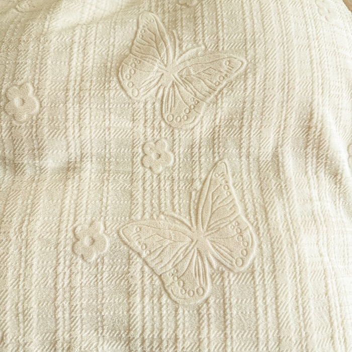 91家纺网 家纺一手货源 找家纺 耀悦家纺 2025新款INS博主风田间梦蝶立体A类全消光雕花牛奶绒四件套 田间梦蝶-奶白