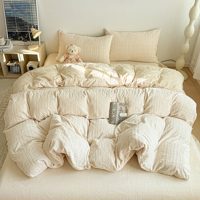 耀悦家纺 2025新款INS博主风田间梦蝶立体A类全消光雕花牛奶绒四件套 田间梦蝶-奶白