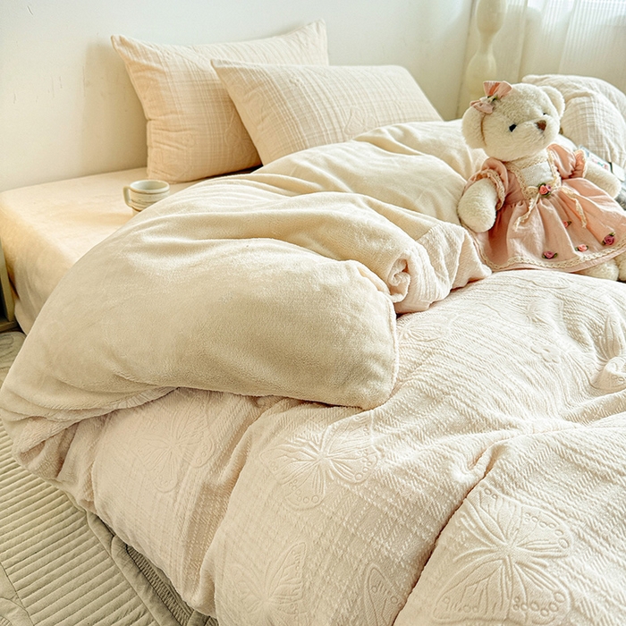 91家纺网 家纺一手货源 找家纺 耀悦家纺 2025新款INS博主风田间梦蝶立体A类全消光雕花牛奶绒四件套 田间梦蝶-奶白