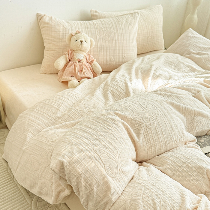 91家纺网 家纺一手货源 找家纺 耀悦家纺 2025新款INS博主风田间梦蝶立体A类全消光雕花牛奶绒四件套 田间梦蝶-奶白