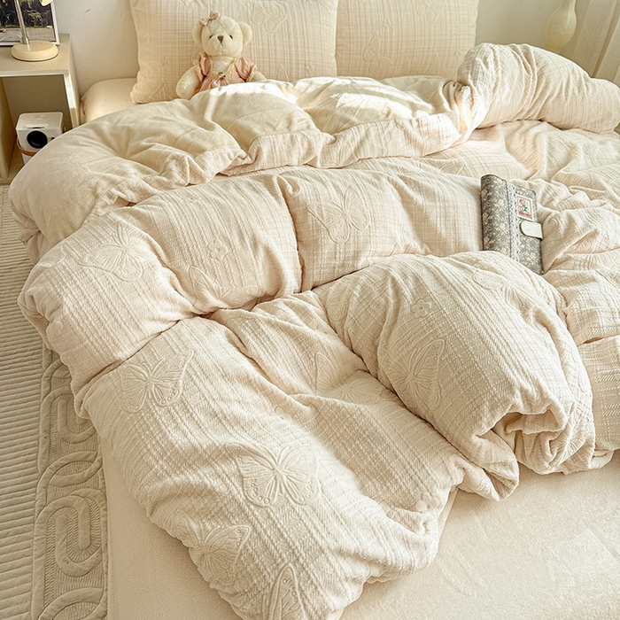 91家纺网 家纺一手货源 找家纺 耀悦家纺 2025新款INS博主风田间梦蝶立体A类全消光雕花牛奶绒四件套 田间梦蝶-奶白