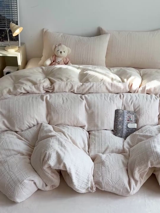 91家纺网 家纺一手货源 找家纺 耀悦家纺 2025新款INS博主风田间梦蝶立体A类全消光雕花牛奶绒四件套 田间梦蝶-奶白