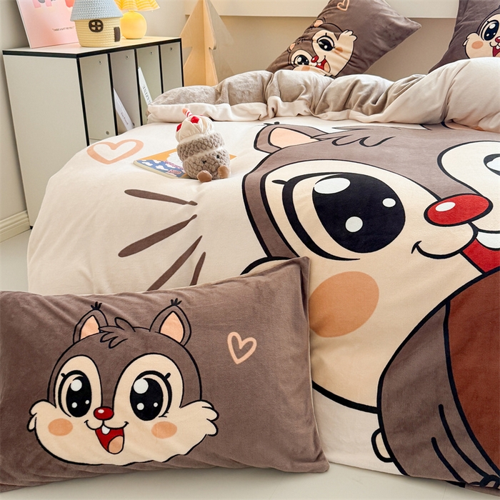 91家纺网 家纺一手货源 找家纺 福来临家纺 2025牛奶绒大版卡通四件套 可爱松鼠