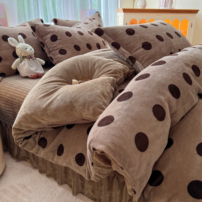 91家纺网 家纺一手货源 找家纺 梵克保罗 2025秋冬新款印花牛奶绒床盖炕垫炕盖四件套-云裳 云裳-咖色圈圈