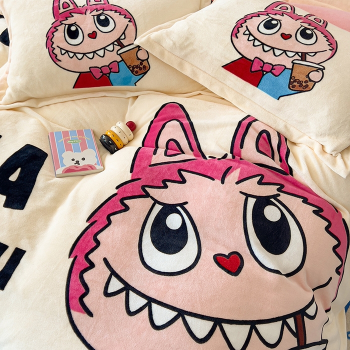 91家纺网 家纺一手货源 找家纺 福来临家纺 2025牛奶绒大版卡通四件套 奶茶小可