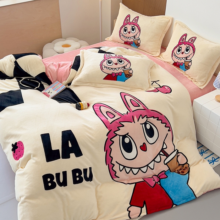 91家纺网 家纺一手货源 找家纺 福来临家纺 2025牛奶绒大版卡通四件套 奶茶小可