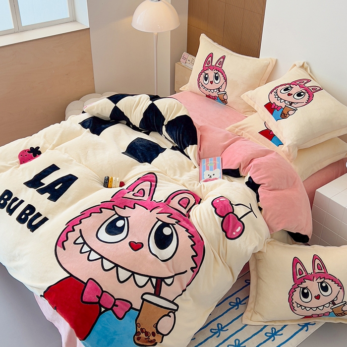 91家纺网 家纺一手货源 找家纺 福来临家纺 2025牛奶绒大版卡通四件套 奶茶小可