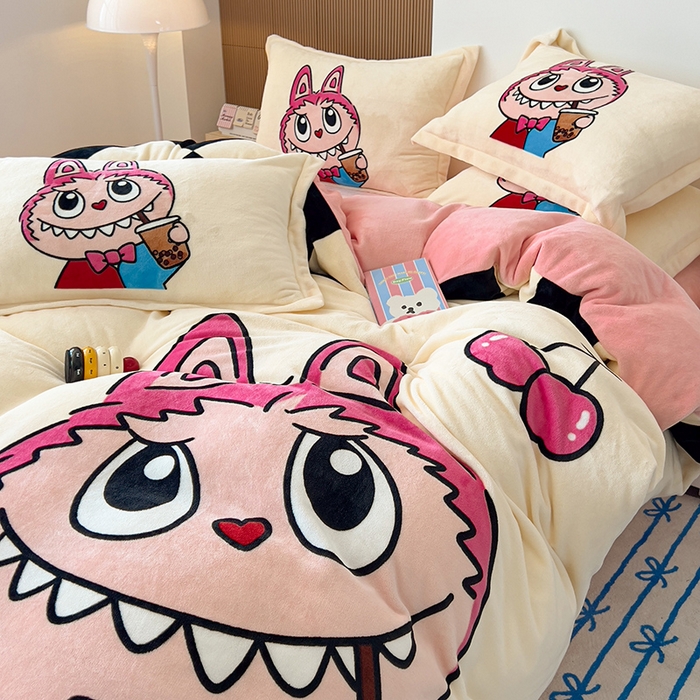 91家纺网 家纺一手货源 找家纺 福来临家纺 2025牛奶绒大版卡通四件套 奶茶小可