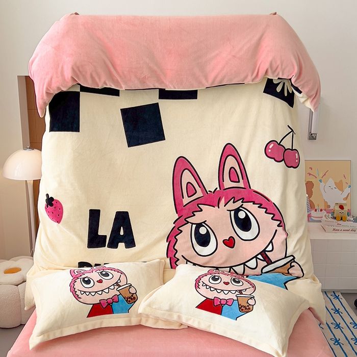 91家纺网 家纺一手货源 找家纺 福来临家纺 2025牛奶绒大版卡通四件套 奶茶小可