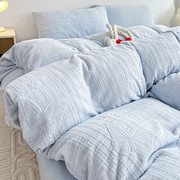 91家纺网 家纺一手货源 找家纺 耀悦家纺 2025新款INS博主风田间梦蝶立体A类全消光雕花牛奶绒四件套 田间梦蝶-浅蓝