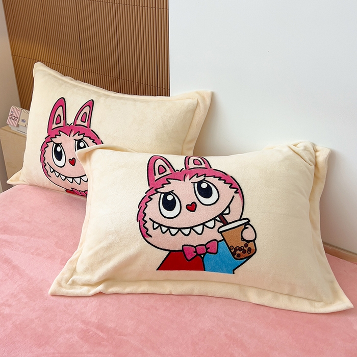 91家纺网 家纺一手货源 找家纺 福来临家纺 2025牛奶绒大版卡通四件套 奶茶小可