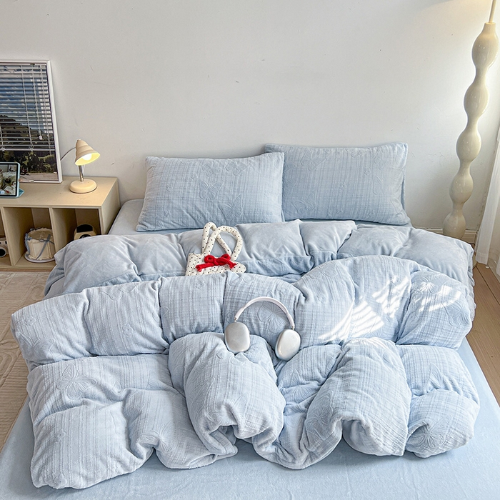 耀悦家纺 2025新款INS博主风田间梦蝶立体A类全消光雕花牛奶绒四件套 田间梦蝶-浅蓝