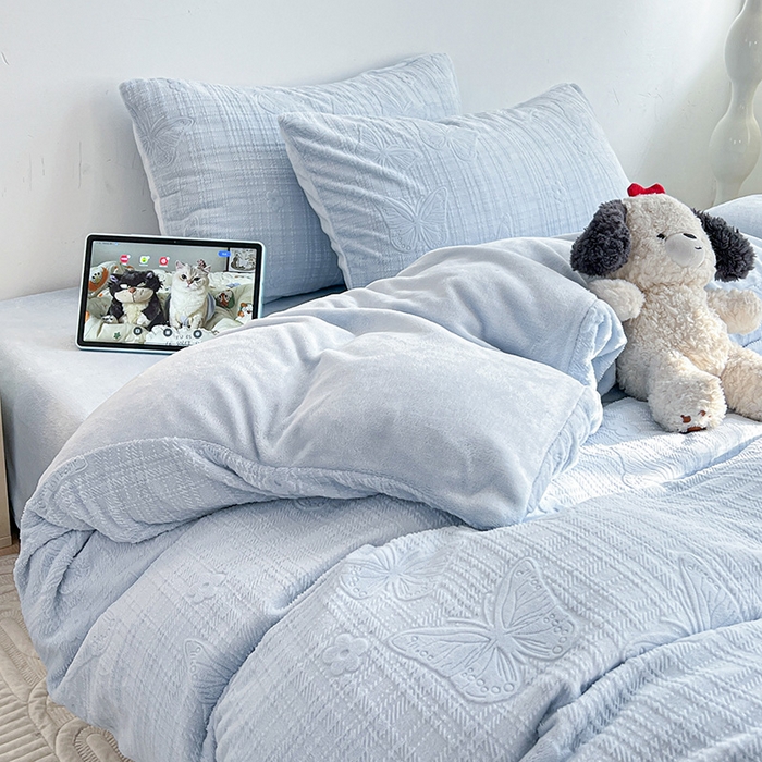 91家纺网 家纺一手货源 找家纺 耀悦家纺 2025新款INS博主风田间梦蝶立体A类全消光雕花牛奶绒四件套 田间梦蝶-浅蓝