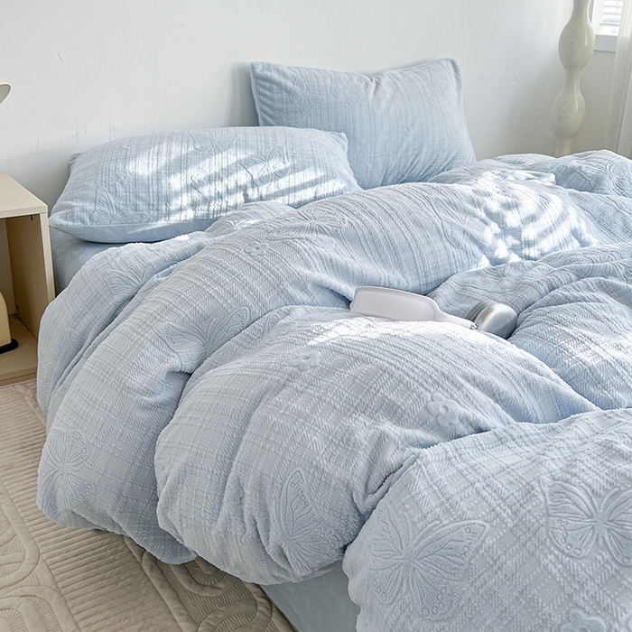 91家纺网 家纺一手货源 找家纺 耀悦家纺 2025新款INS博主风田间梦蝶立体A类全消光雕花牛奶绒四件套 田间梦蝶-浅蓝