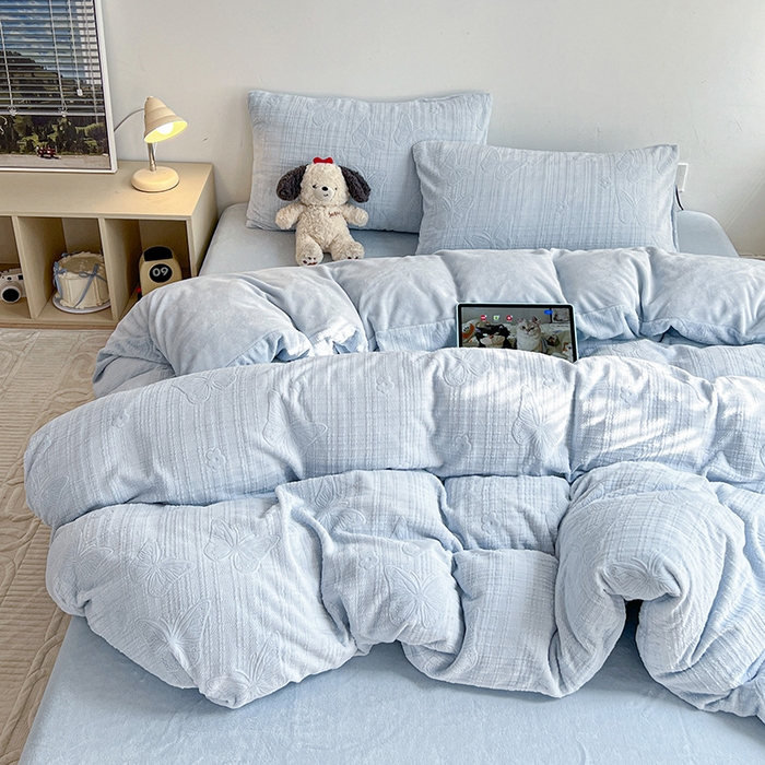 91家纺网 家纺一手货源 找家纺 耀悦家纺 2025新款INS博主风田间梦蝶立体A类全消光雕花牛奶绒四件套 田间梦蝶-浅蓝