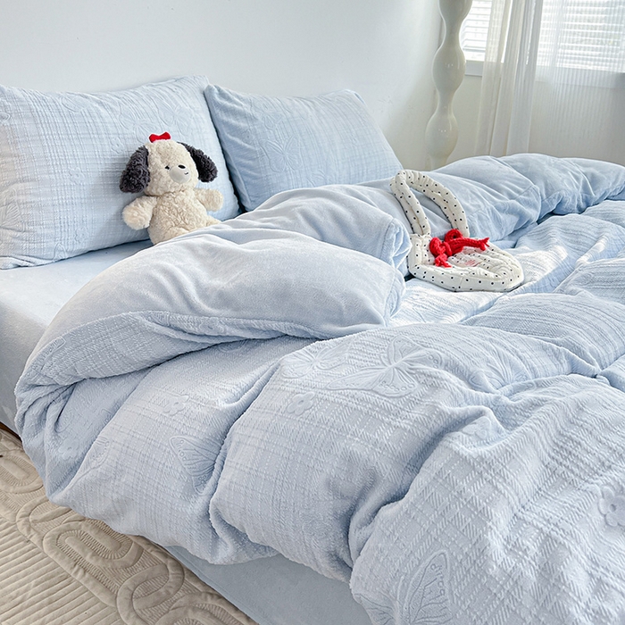 91家纺网 家纺一手货源 找家纺 耀悦家纺 2025新款INS博主风田间梦蝶立体A类全消光雕花牛奶绒四件套 田间梦蝶-浅蓝