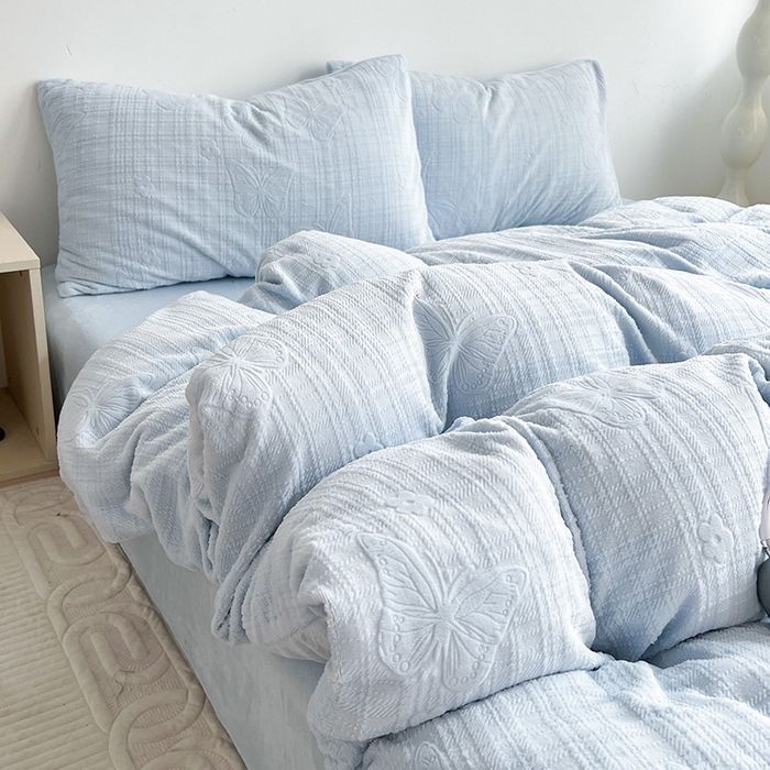 91家纺网 家纺一手货源 找家纺 耀悦家纺 2025新款INS博主风田间梦蝶立体A类全消光雕花牛奶绒四件套 田间梦蝶-浅蓝