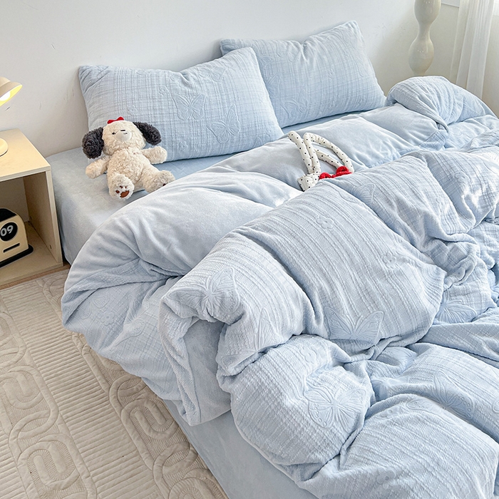 91家纺网 家纺一手货源 找家纺 耀悦家纺 2025新款INS博主风田间梦蝶立体A类全消光雕花牛奶绒四件套 田间梦蝶-浅蓝