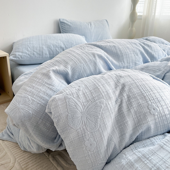 91家纺网 家纺一手货源 找家纺 耀悦家纺 2025新款INS博主风田间梦蝶立体A类全消光雕花牛奶绒四件套 田间梦蝶-浅蓝