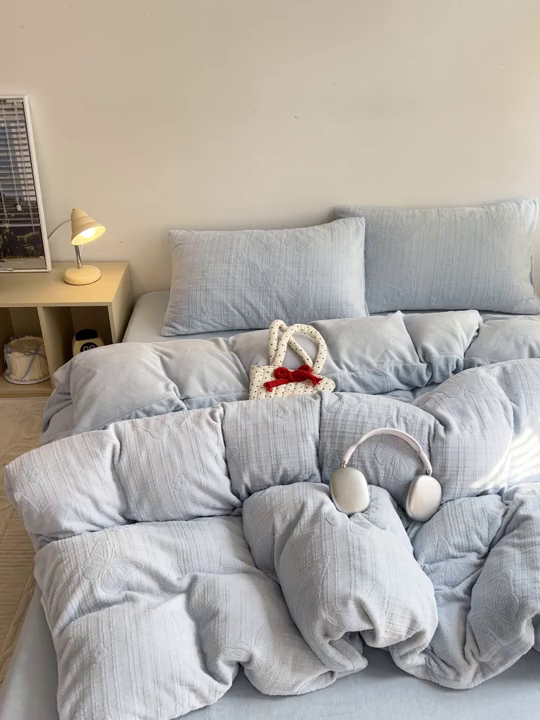 91家纺网 家纺一手货源 找家纺 耀悦家纺 2025新款INS博主风田间梦蝶立体A类全消光雕花牛奶绒四件套 田间梦蝶-浅蓝