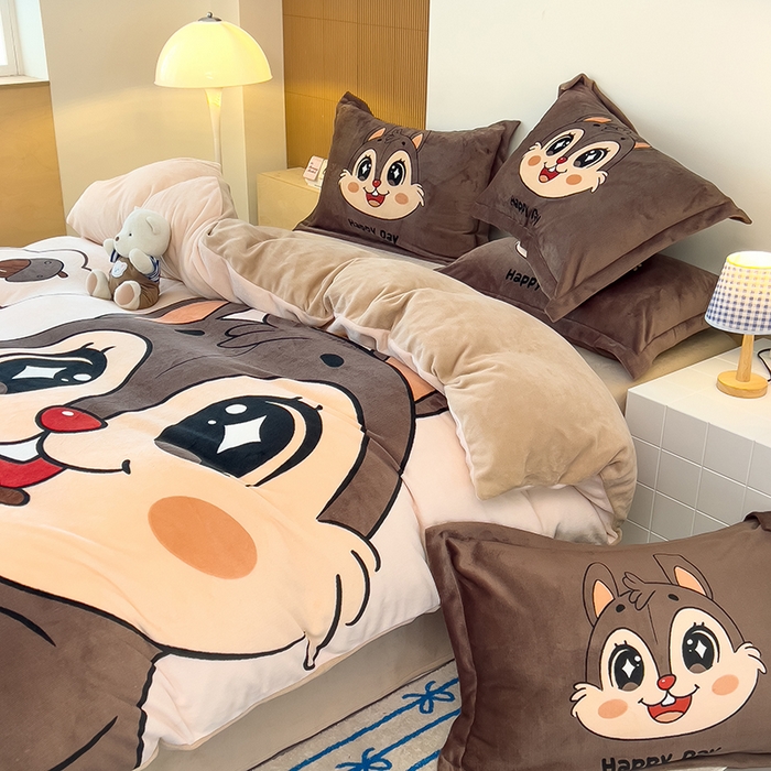 91家纺网 家纺一手货源 找家纺 福来临家纺 2025牛奶绒大版卡通四件套 松鼠宝贝