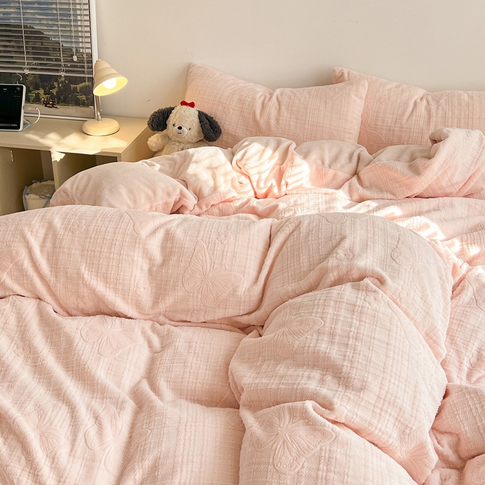 91家纺网 家纺一手货源 找家纺 耀悦家纺 2025新款INS博主风田间梦蝶立体A类全消光雕花牛奶绒四件套 田间梦蝶-少女粉