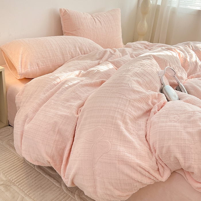 91家纺网 家纺一手货源 找家纺 耀悦家纺 2025新款INS博主风田间梦蝶立体A类全消光雕花牛奶绒四件套 田间梦蝶-少女粉