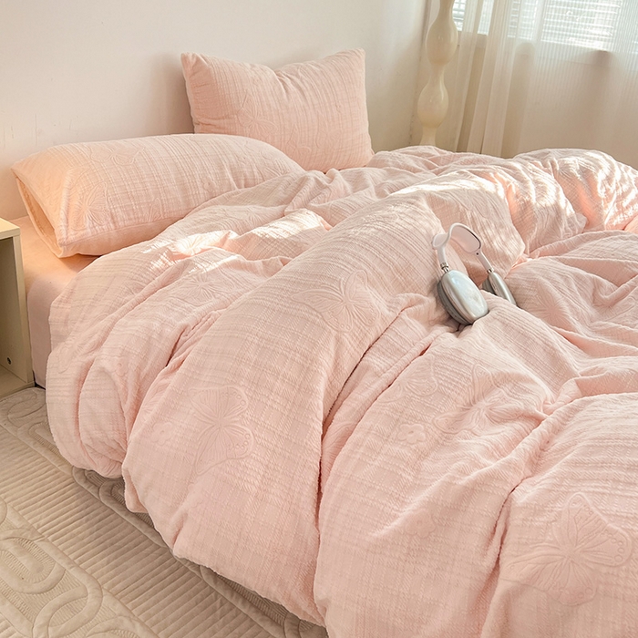 91家纺网 家纺一手货源 找家纺 耀悦家纺 2025新款INS博主风田间梦蝶立体A类全消光雕花牛奶绒四件套 田间梦蝶-少女粉