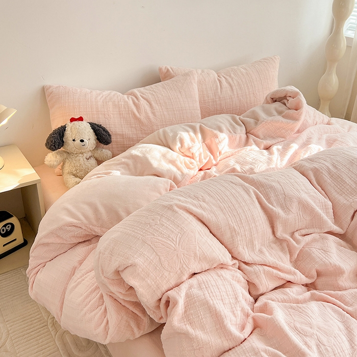 91家纺网 家纺一手货源 找家纺 耀悦家纺 2025新款INS博主风田间梦蝶立体A类全消光雕花牛奶绒四件套 田间梦蝶-少女粉