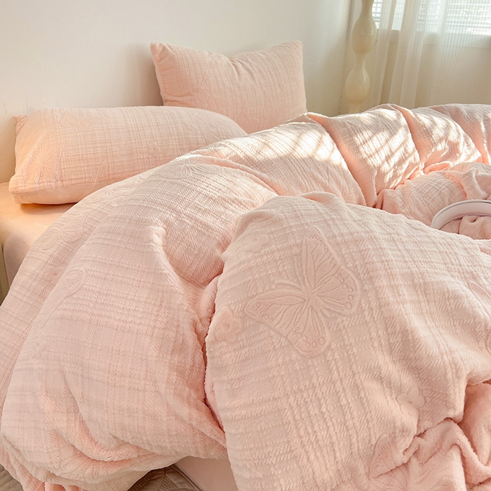 91家纺网 家纺一手货源 找家纺 耀悦家纺 2025新款INS博主风田间梦蝶立体A类全消光雕花牛奶绒四件套 田间梦蝶-少女粉