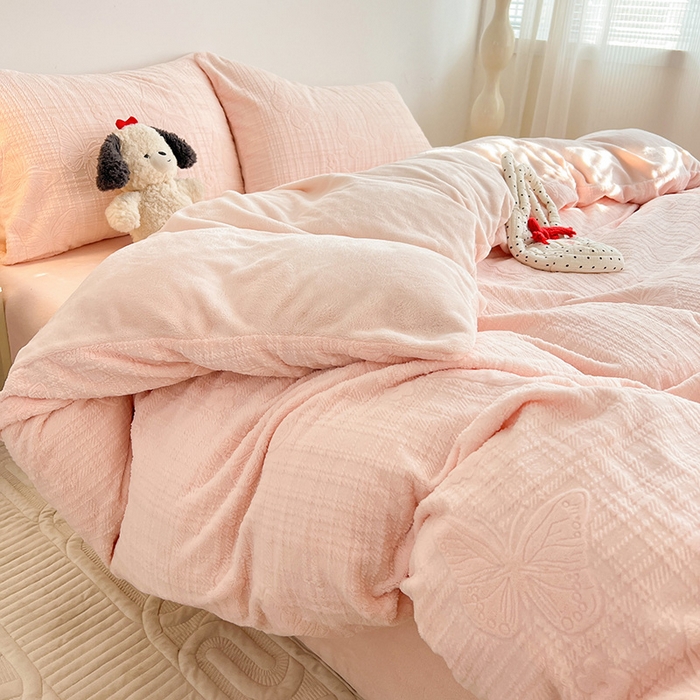 91家纺网 家纺一手货源 找家纺 耀悦家纺 2025新款INS博主风田间梦蝶立体A类全消光雕花牛奶绒四件套 田间梦蝶-少女粉