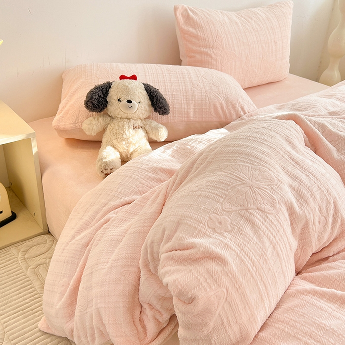 91家纺网 家纺一手货源 找家纺 耀悦家纺 2025新款INS博主风田间梦蝶立体A类全消光雕花牛奶绒四件套 田间梦蝶-少女粉