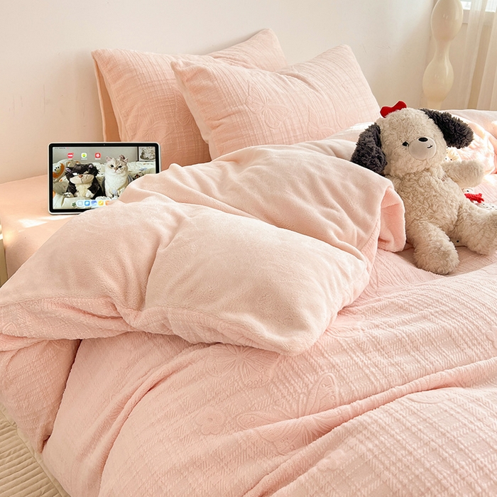 91家纺网 家纺一手货源 找家纺 耀悦家纺 2025新款INS博主风田间梦蝶立体A类全消光雕花牛奶绒四件套 田间梦蝶-少女粉