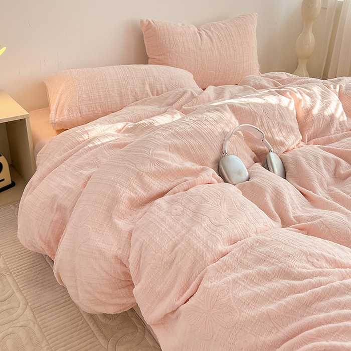 91家纺网 家纺一手货源 找家纺 耀悦家纺 2025新款INS博主风田间梦蝶立体A类全消光雕花牛奶绒四件套 田间梦蝶-少女粉