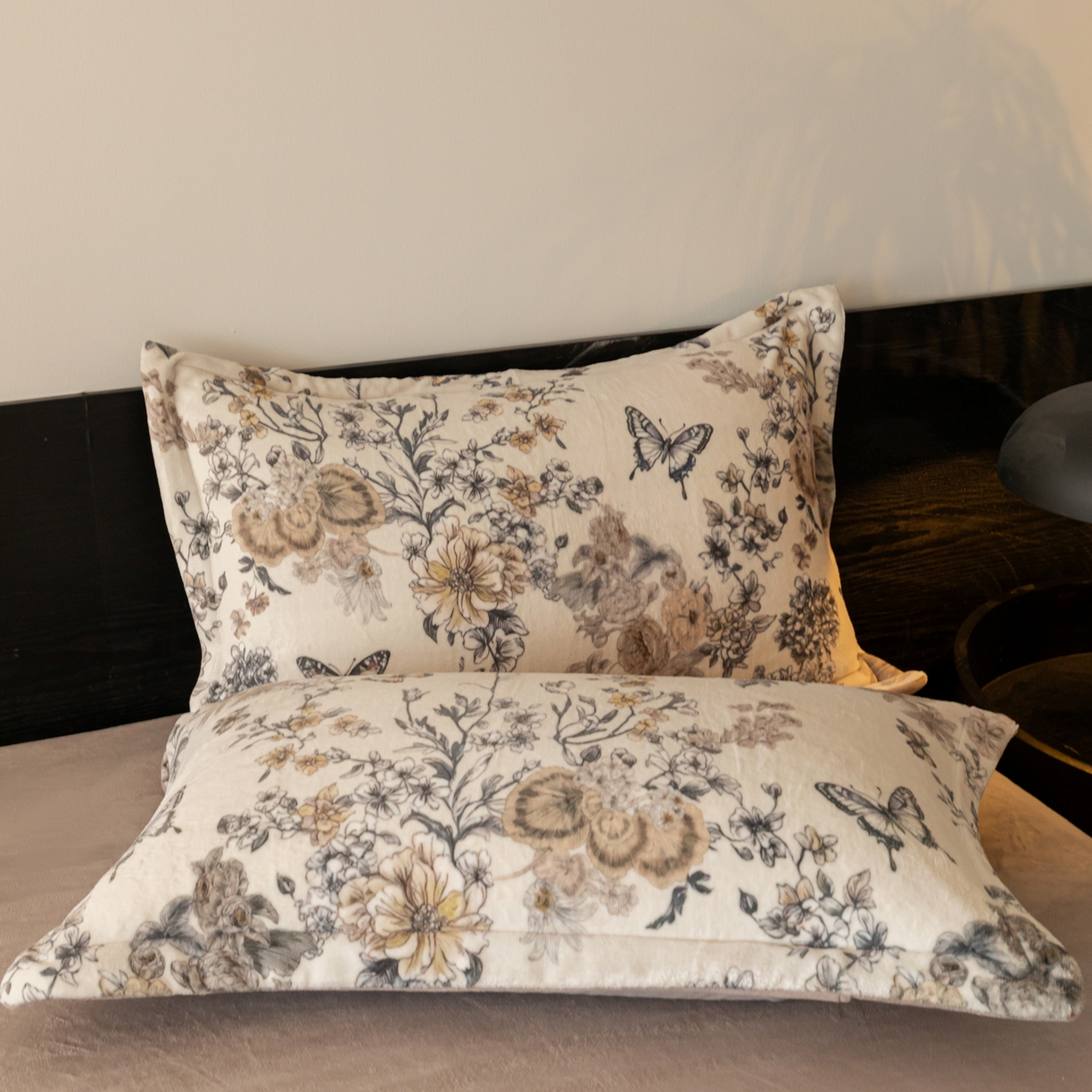 91家纺网 家纺一手货源 找家纺 寐绸家纺 2025秋冬新款230g牛奶绒数码印花四件套 数码四件套-古蝶