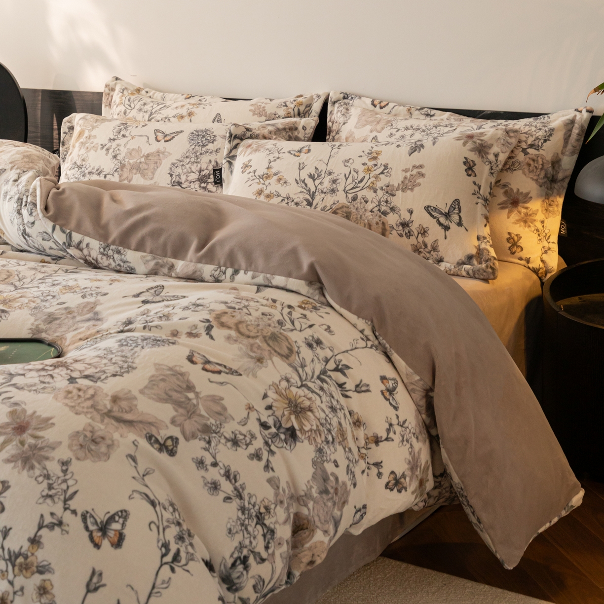 91家纺网 家纺一手货源 找家纺 寐绸家纺 2025秋冬新款230g牛奶绒数码印花四件套 数码四件套-古蝶