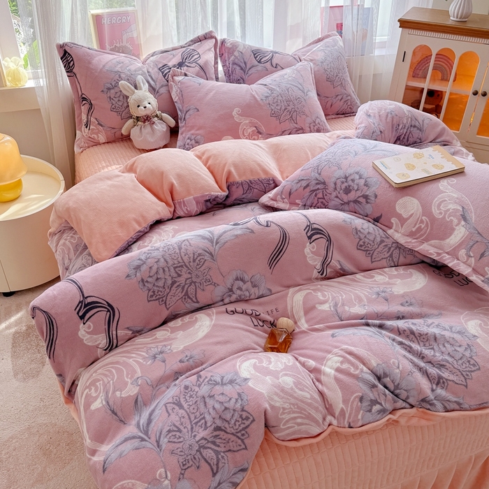 91家纺网 家纺一手货源 找家纺 梵克保罗 2025秋冬新款印花牛奶绒床盖炕垫炕盖四件套-云裳 云裳-理性主义