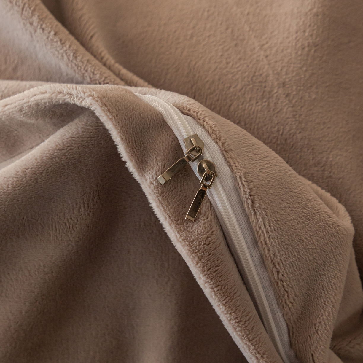 91家纺网 家纺一手货源 找家纺 寐绸家纺 2025秋冬新款230g牛奶绒数码印花四件套 数码四件套-古蝶