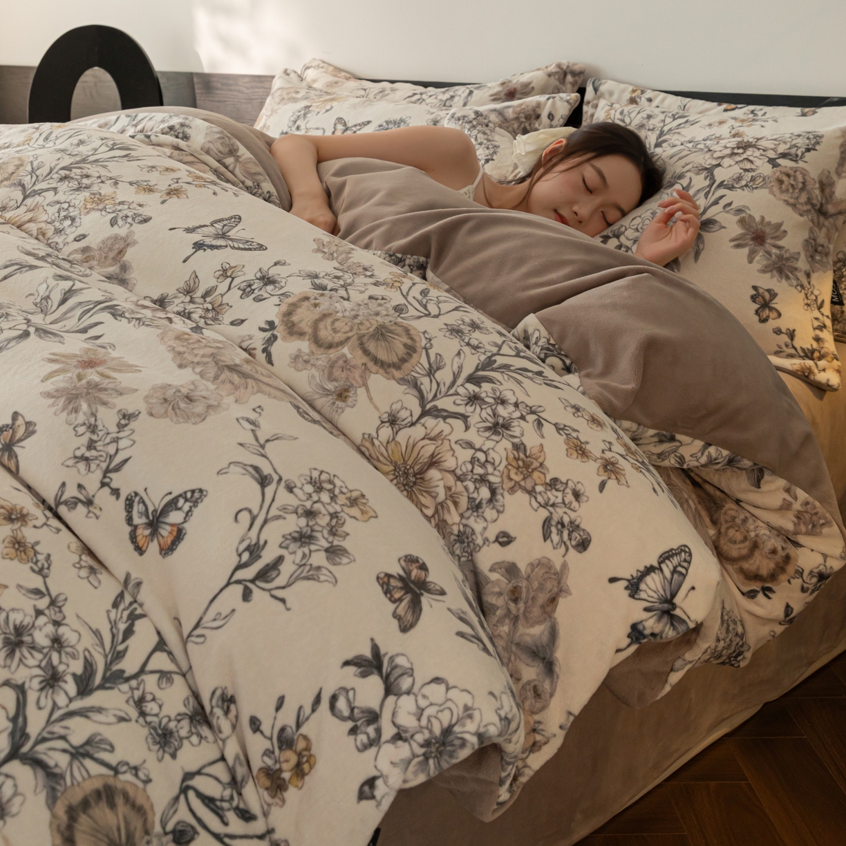 91家纺网 家纺一手货源 找家纺 寐绸家纺 2025秋冬新款230g牛奶绒数码印花四件套 数码四件套-古蝶