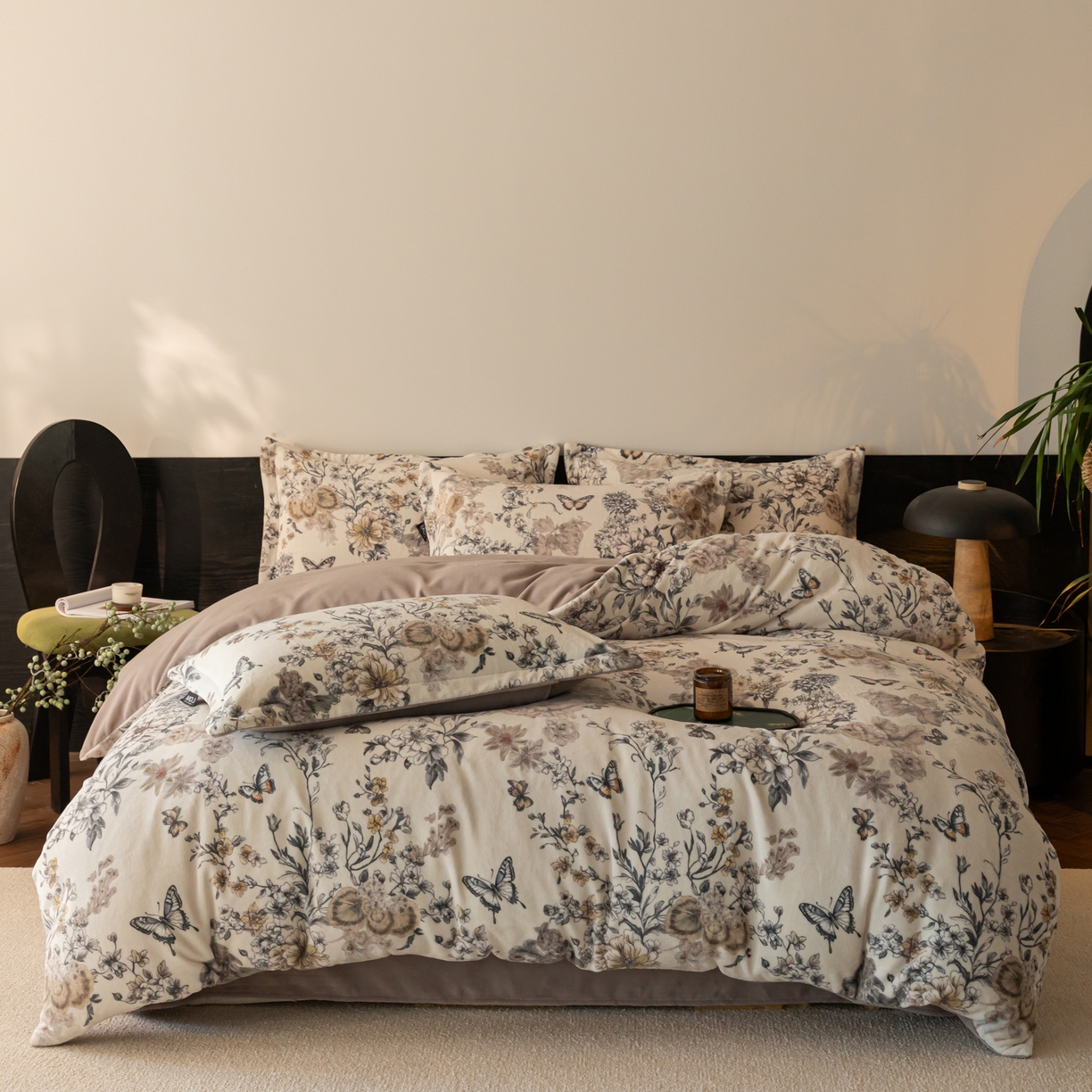 91家纺网 家纺一手货源 找家纺 寐绸家纺 2025秋冬新款230g牛奶绒数码印花四件套 数码四件套-古蝶