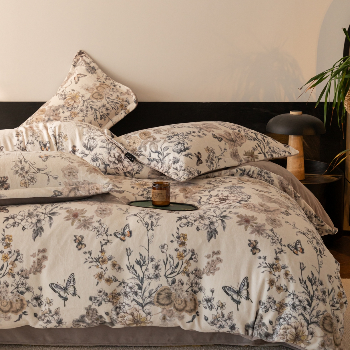 91家纺网 家纺一手货源 找家纺 寐绸家纺 2025秋冬新款230g牛奶绒数码印花四件套 数码四件套-古蝶