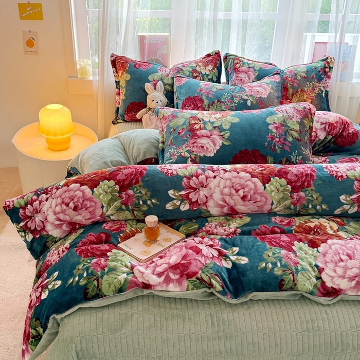 91家纺网 家纺一手货源 找家纺 梵克保罗 2025秋冬新款印花牛奶绒床盖炕垫炕盖四件套-云裳 云裳-牡丹倾城蓝