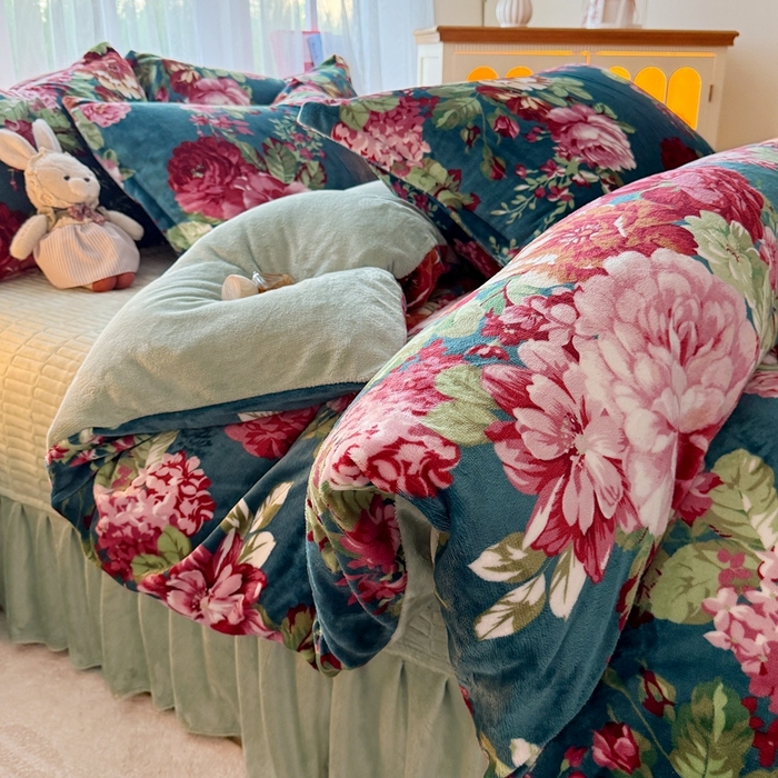 91家纺网 家纺一手货源 找家纺 梵克保罗 2025秋冬新款印花牛奶绒床盖炕垫炕盖四件套-云裳 云裳-牡丹倾城蓝