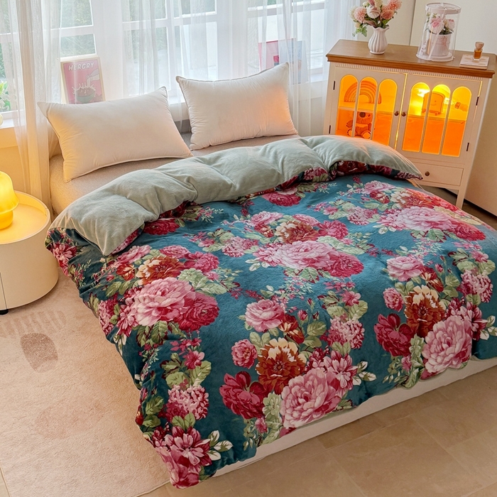 91家纺网 家纺一手货源 找家纺 梵克保罗 2025秋冬新款印花牛奶绒床盖炕垫炕盖四件套-云裳 云裳-牡丹倾城蓝