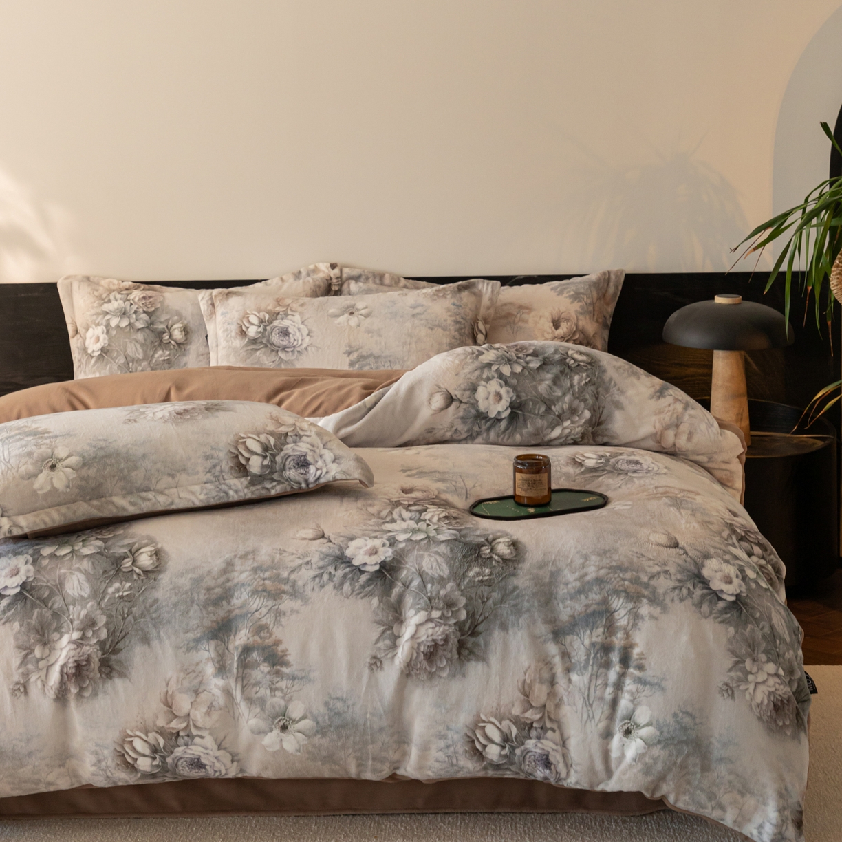 91家纺网 家纺一手货源 找家纺 寐绸家纺 2025秋冬新款230g牛奶绒数码印花四件套 数码四件套-旧梦