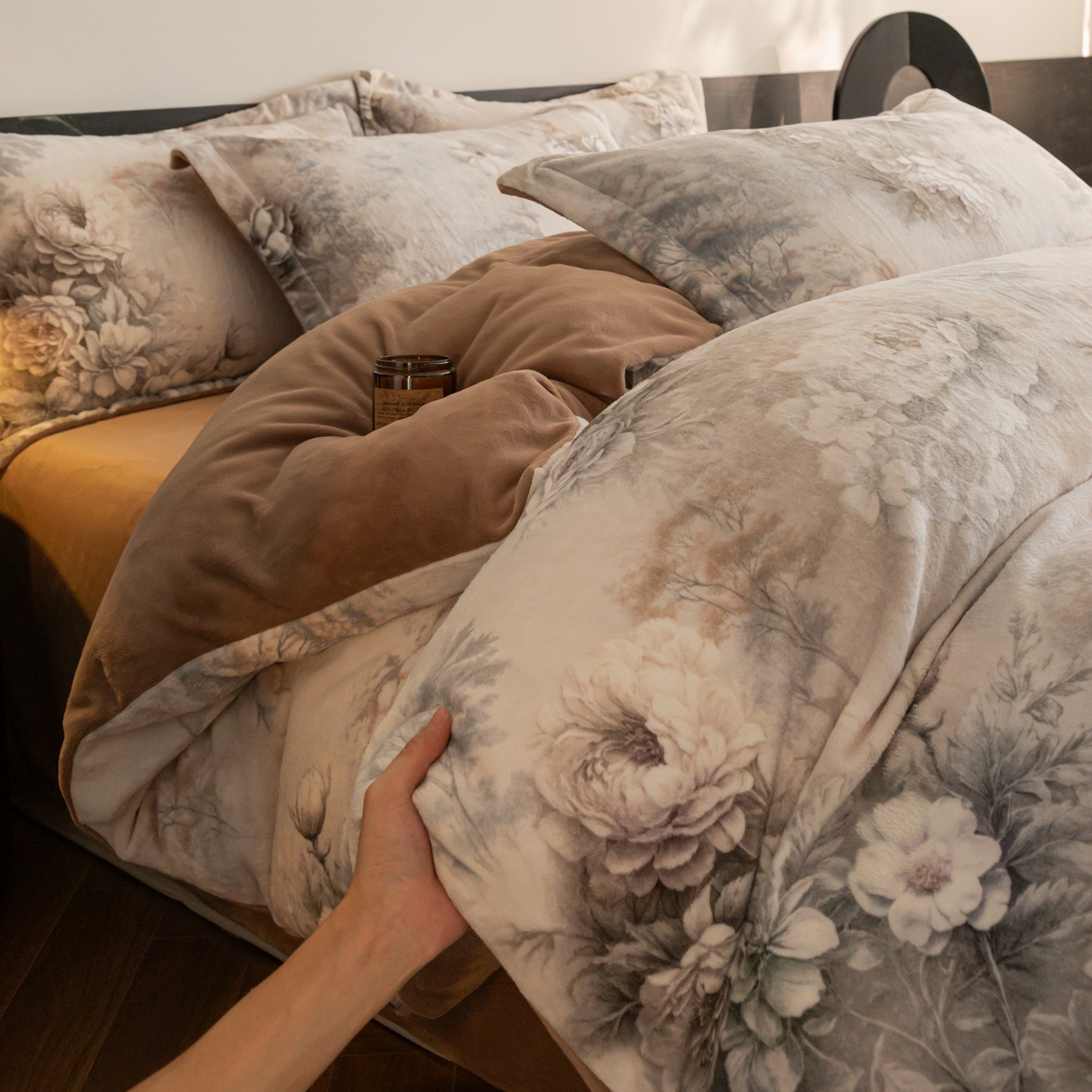 91家纺网 家纺一手货源 找家纺 寐绸家纺 2025秋冬新款230g牛奶绒数码印花四件套 数码四件套-旧梦