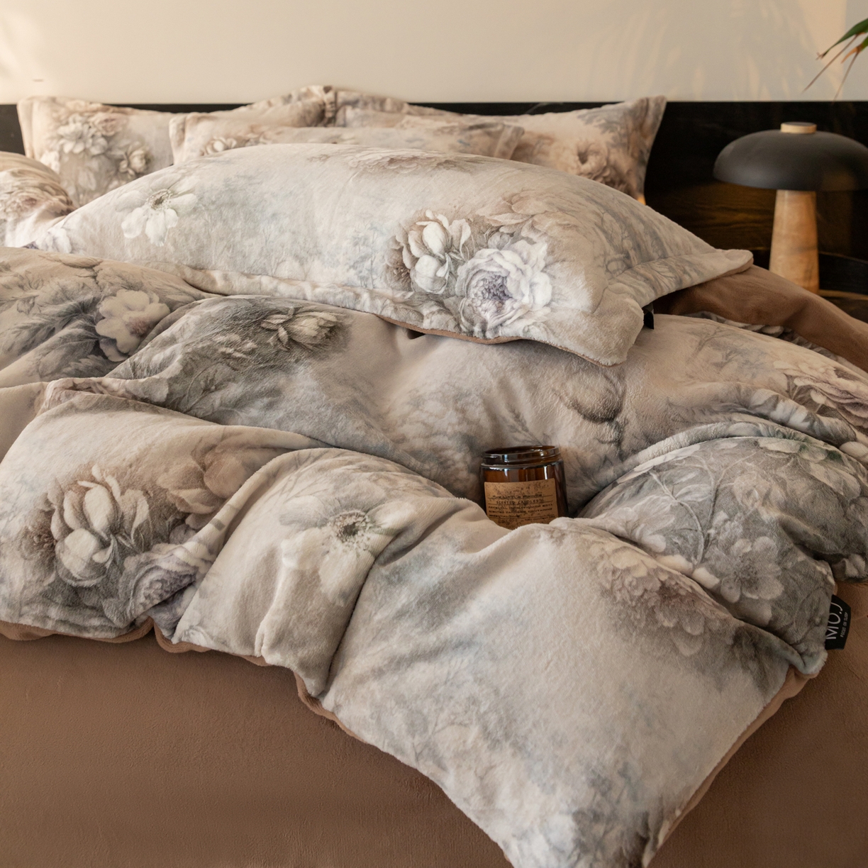 91家纺网 家纺一手货源 找家纺 寐绸家纺 2025秋冬新款230g牛奶绒数码印花四件套 数码四件套-旧梦