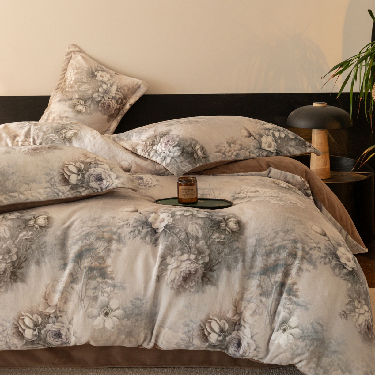 91家纺网 家纺一手货源 找家纺 寐绸家纺 2025秋冬新款230g牛奶绒数码印花四件套 数码四件套-旧梦