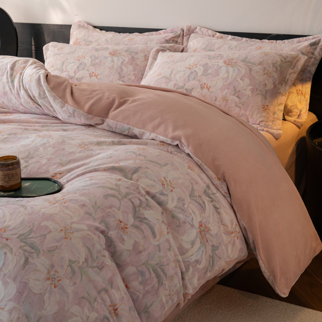 91家纺网 家纺一手货源 找家纺 寐绸家纺 2025秋冬新款230g牛奶绒数码印花四件套 数码四件套-梦百合