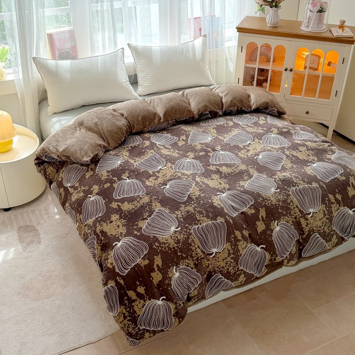 91家纺网 家纺一手货源 找家纺 梵克保罗 2025秋冬新款印花牛奶绒床盖炕垫炕盖四件套-云裳 云裳-南瓜乡